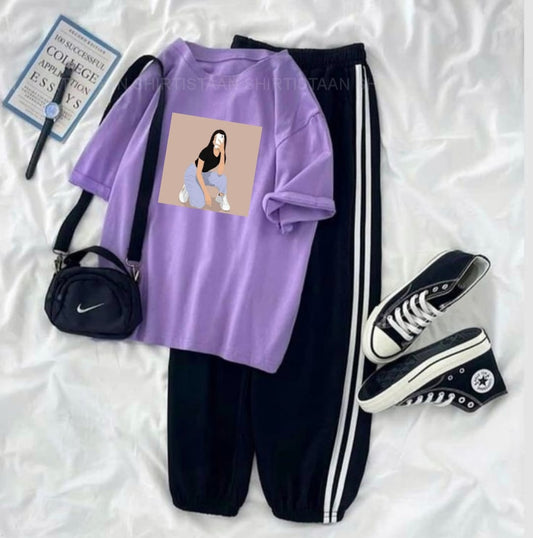 LILAC TEE SITTING GIRL WITH 3 STRIPES TROUSER