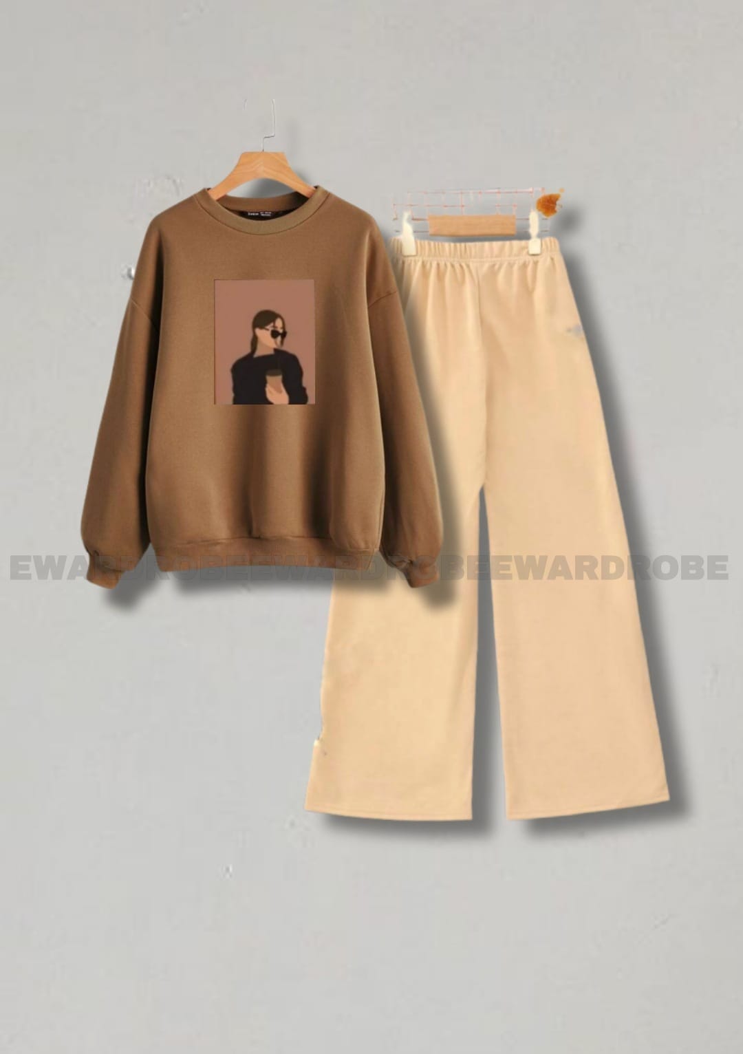 COFEE GIRL BROWN SWEATSHIRT WITH BEIGE FLAPPER