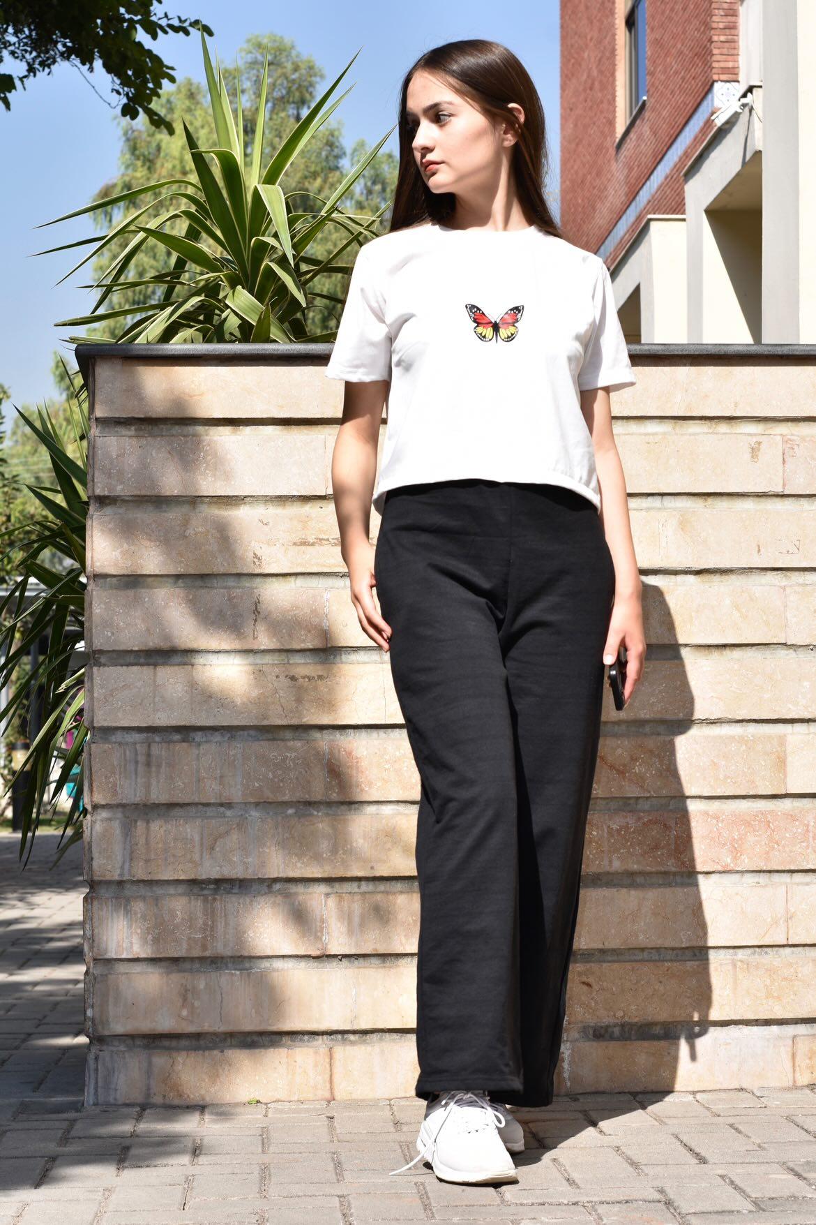 White Crop Tee Yellow Butterfly With Black Flapper